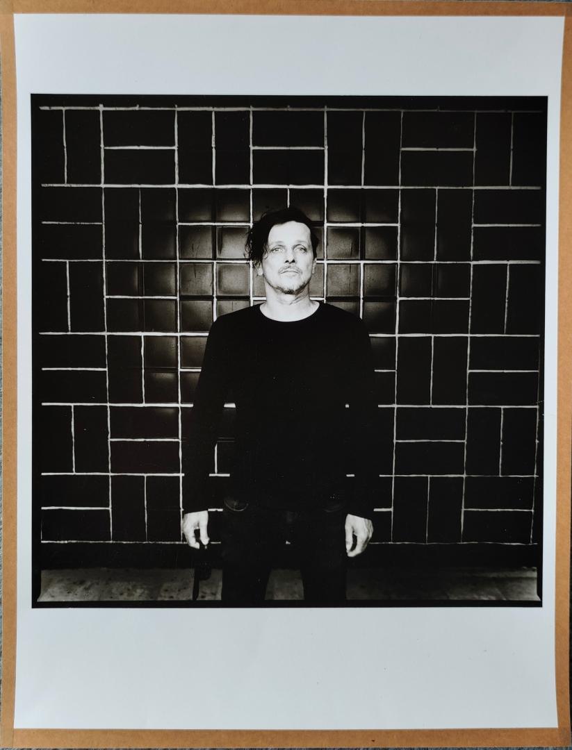 Chinaski - MM, černá dlažba