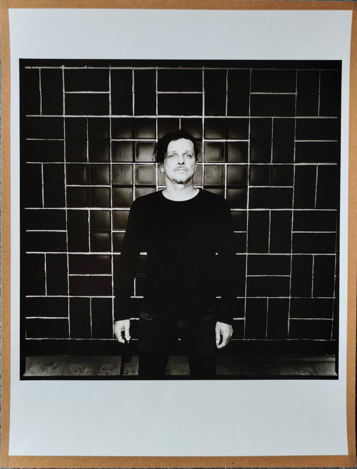 Chinaski - MM, černá dlažba