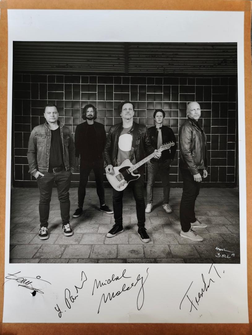 Chinaski - společné foto podepsaná