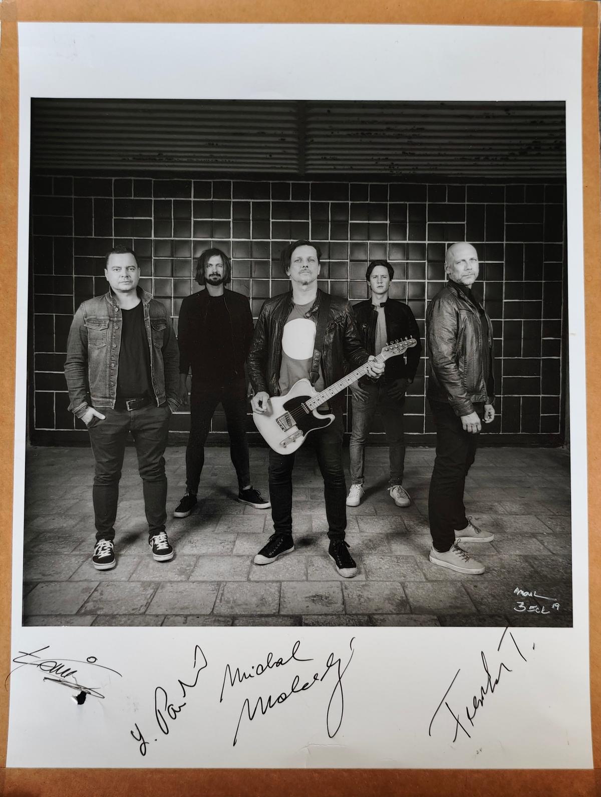 Chinaski - společné foto podepsaná